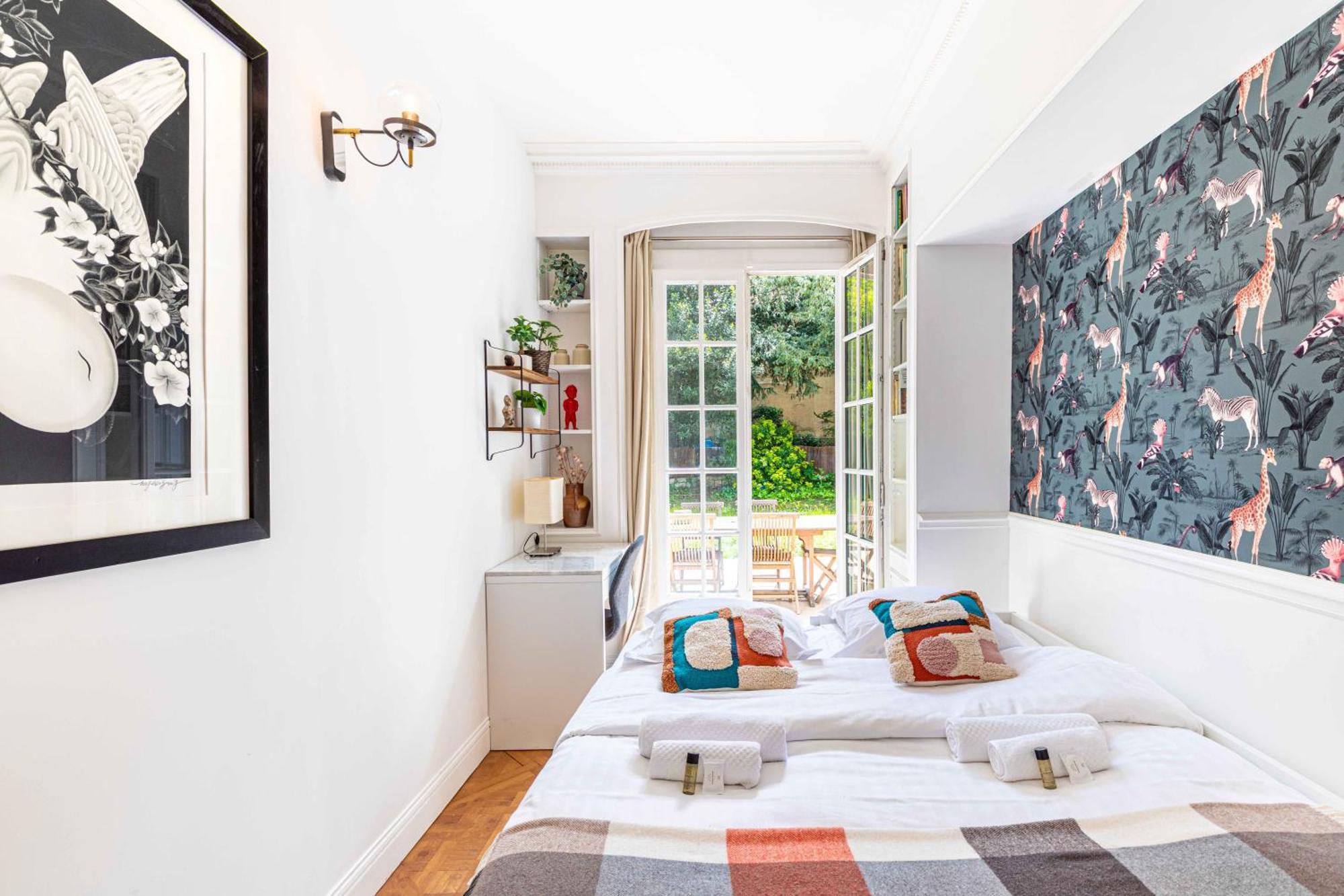 Grand & Classy With Private Garden, Des Ammonites Apartment *