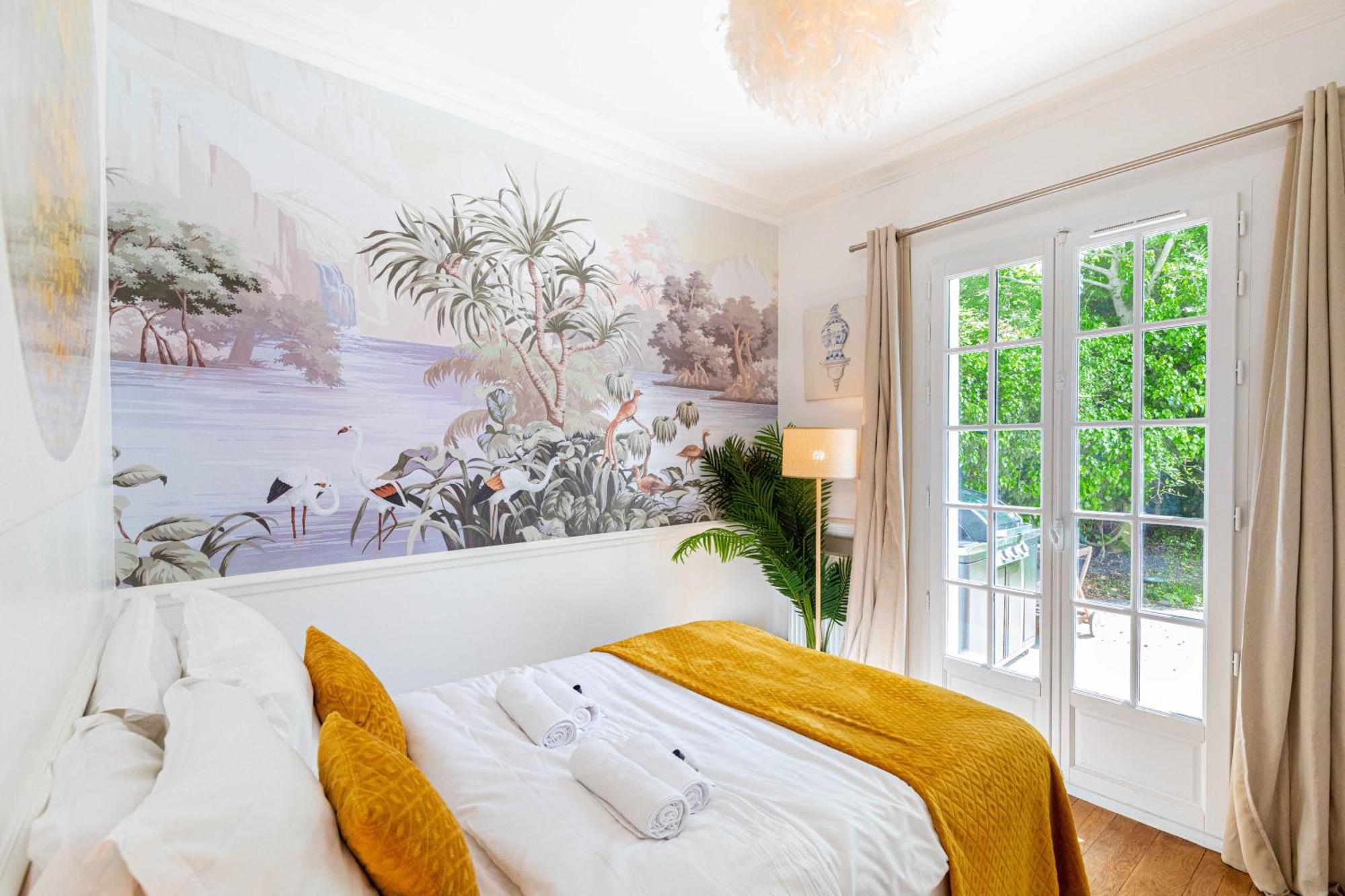 Grand & Classy With Private Garden, Des Ammonites Apartment Meudon